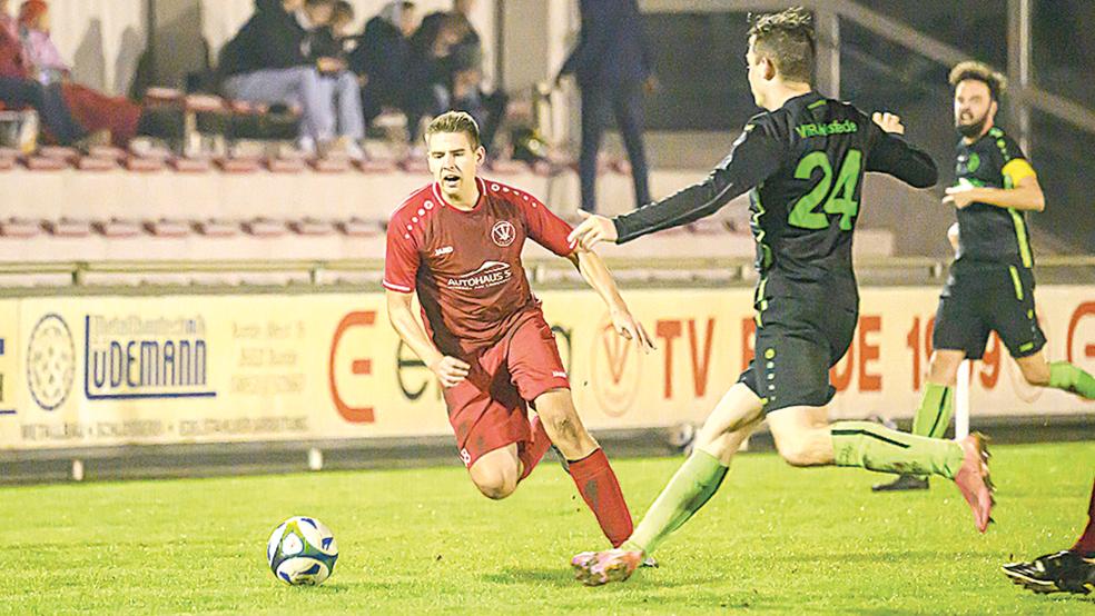 Jannik Boekhoff (in rot) legte das 1:0 von Bunde II auf.  © Foto: Bruins