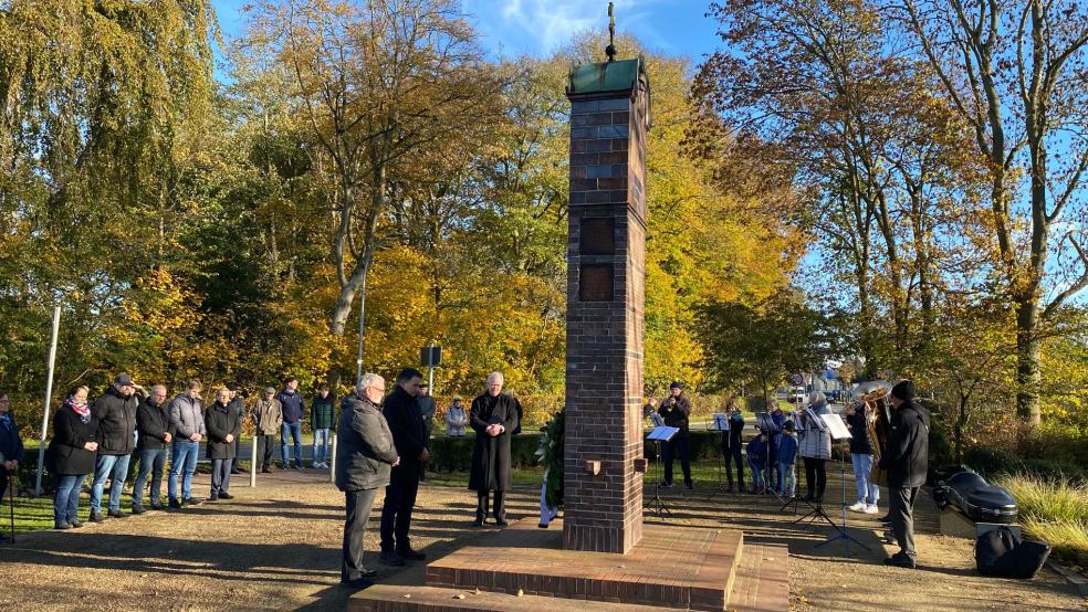 In Bunde legten Ortsvorsteher Karl-Georg Volkhusen (links) und Bürgermeister Uwe Sap einen Kranz nieder; die Andacht hielt Pastor Heiko Rademaker (rechts).  © Fotos: Kuper