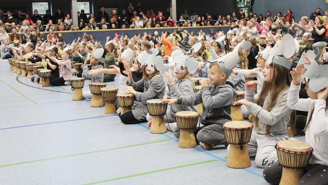 Turnhalle verwandelt sich in tierische Trommel-Arena