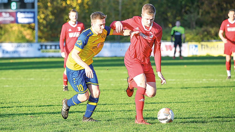 Michael Lütkenhaus (links) im Zweikampf mit Nortmoors  Jannik Schoon.  © Foto: Bruins