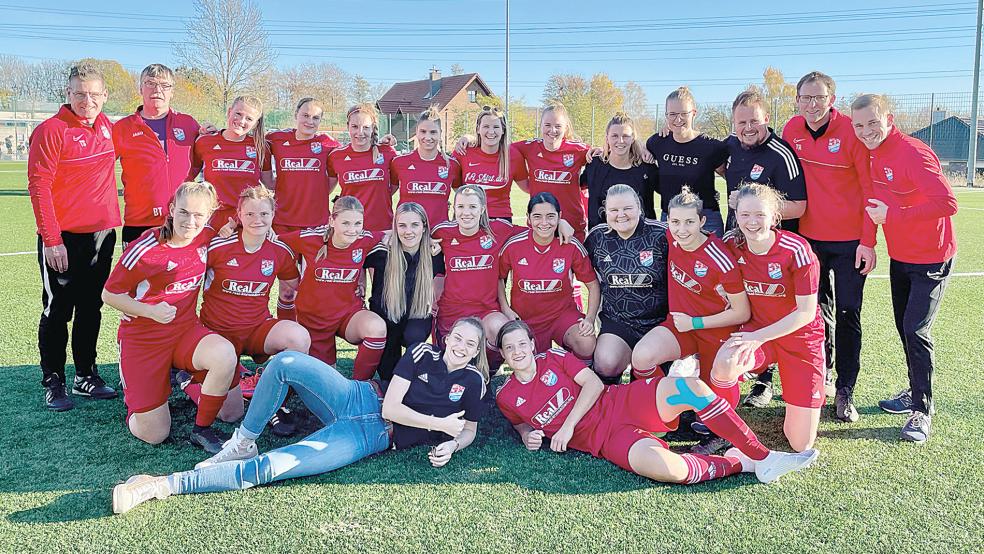Die Fußballerinnen des SV TiMoNo feierten beim SV Harderberg ihren höchsten Saisonsieg.  © Foto: Koppelkamm