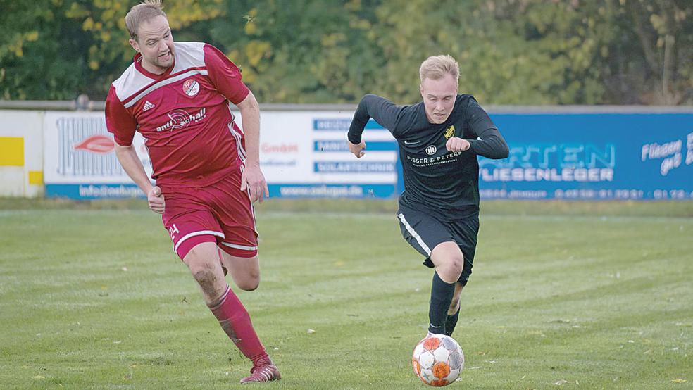 Matthias Hilbrands (links) und der SV Ems Jemgum ließen in der Defensive wenig zu.  © Foto: Zuidema