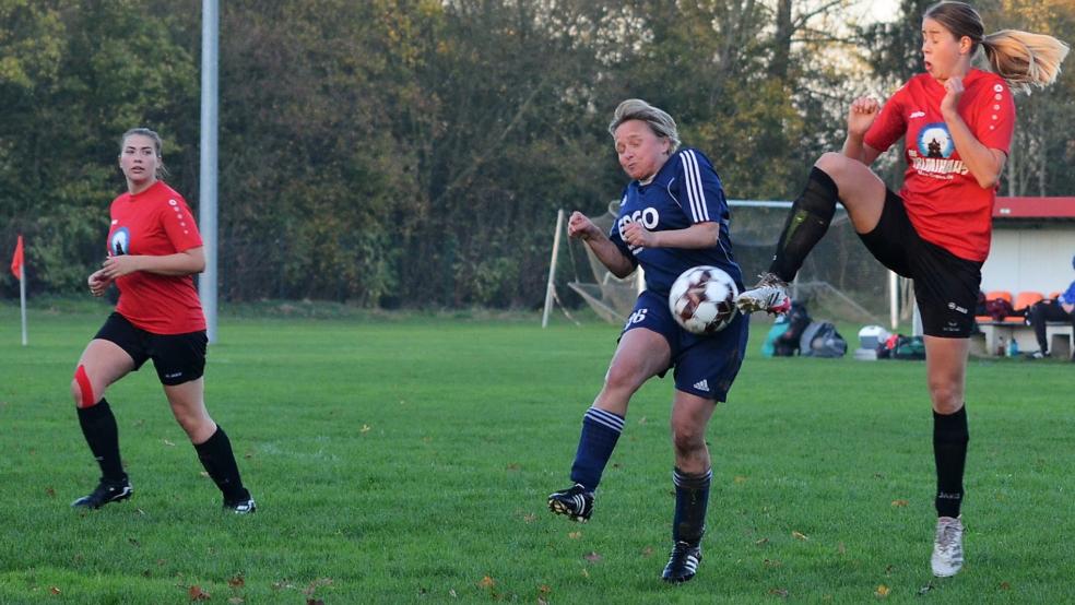 Harmina Bakker (rechts) und die SG Leer 04/Bingum blieben auch gegen den VfL Wilhelmshaven ohne Punkte. © Ammermann