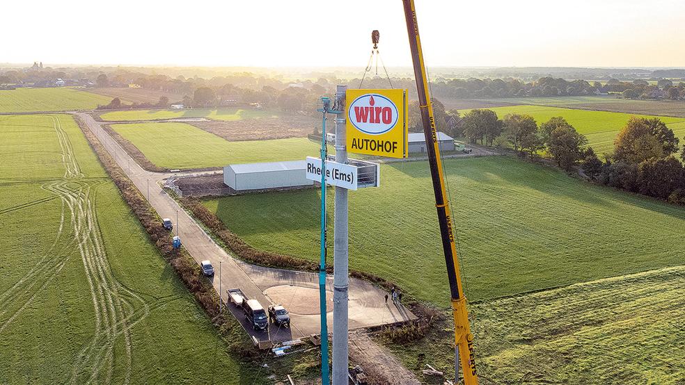 Ein neuer Werbepylon weist bereits auf den geplanten Autohof im Gewerbegebiet in Rhede hin.  © Foto: privat