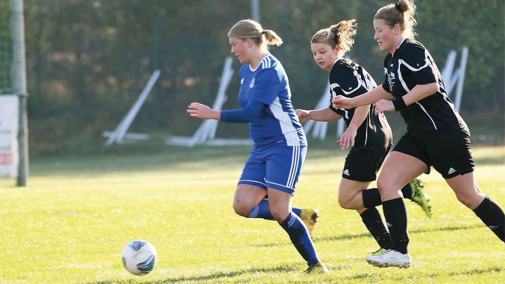 Svenja Krüger (blaues Trikot) trug mit zwei Toren maßgeblich zum Sieg der Möhlenwarferinnen in Weene bei.  © Foto: Strasburger/TuS Weene