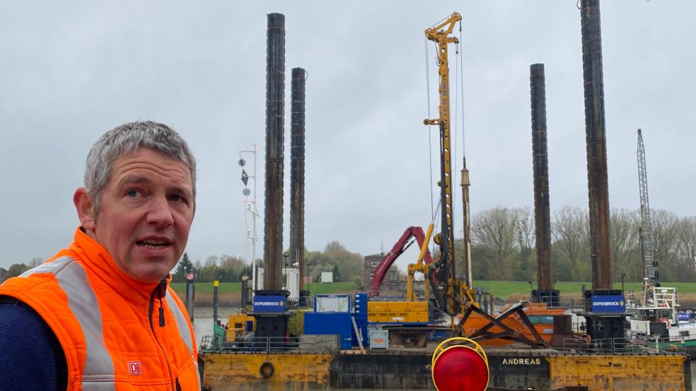 Projektleiter Stefan Schwede vor der "Stelzeninsel" am Hilkenborger Emsufer. Von der Arbeitsplattform "Andreas" aus laufen die Vorbereitungen für die Schaffung einer Baugrube in der Ems. © Hanken