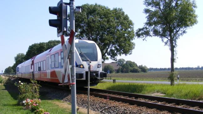 Transporter landet in Charlottenpolder im Gleisbett
