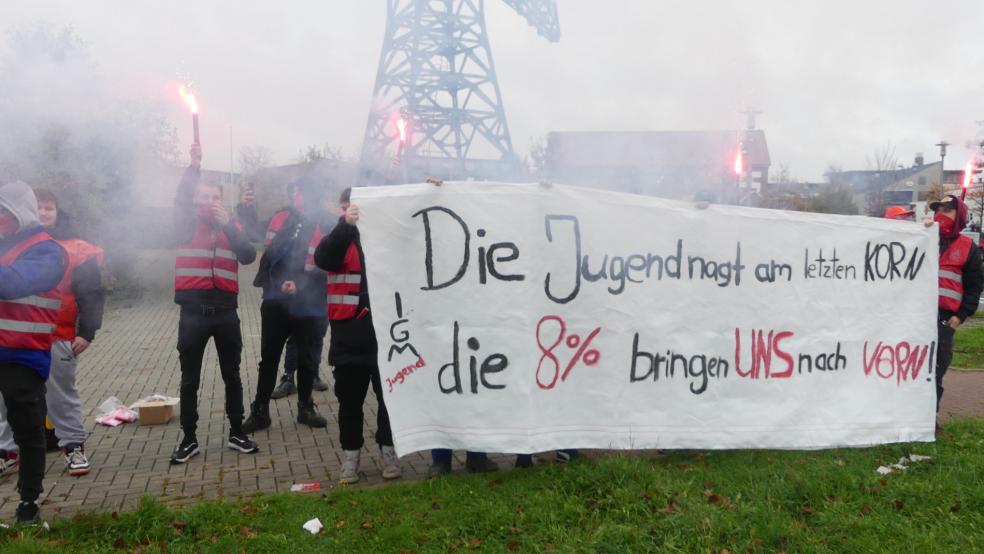 Bei der Kesselschmiede wurden die Arbeiter von der Jugendorganisation der Gewerkschaft mit Pyrotechnik empfangen. © IG Metall