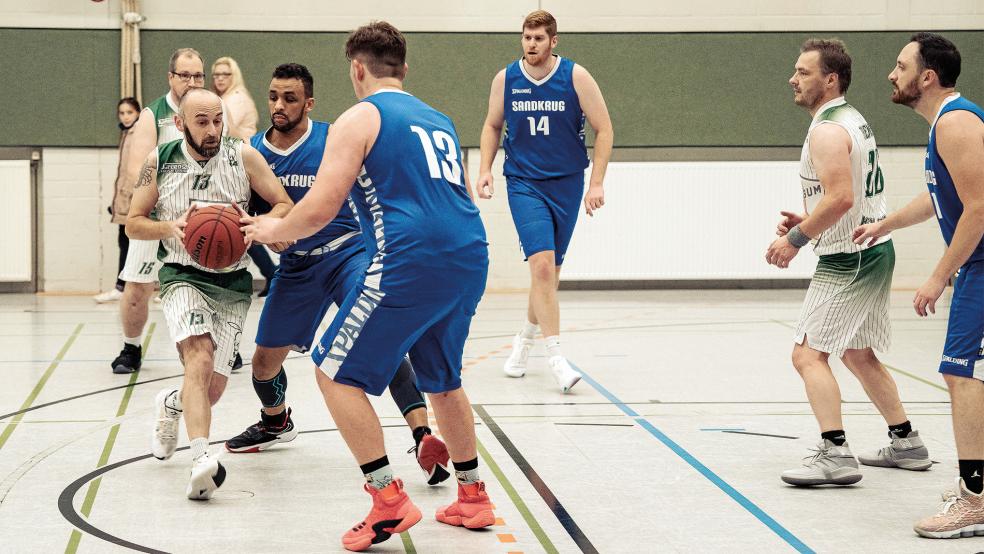 Kai Bunger (am Ball) führte den BSV gegen Hatten-Sandkrug als Spielertrainer an.  © Foto: Wienberg