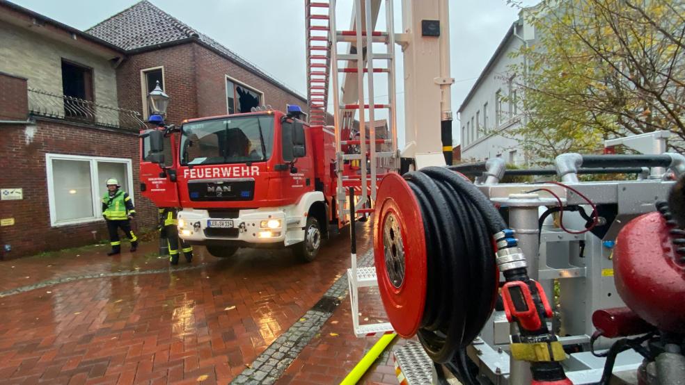 Auch die Hubrettungsbühne der Feuerwehr Weener wurde bei den Löscharbeiten eingesetzt. © Hanken