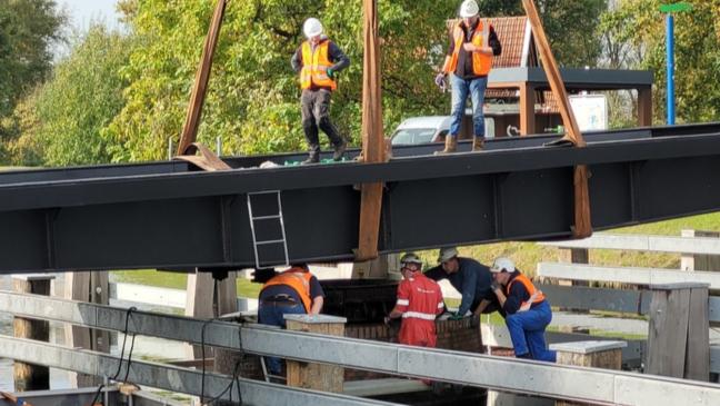 Sanierte Drehbrücke eingehoben