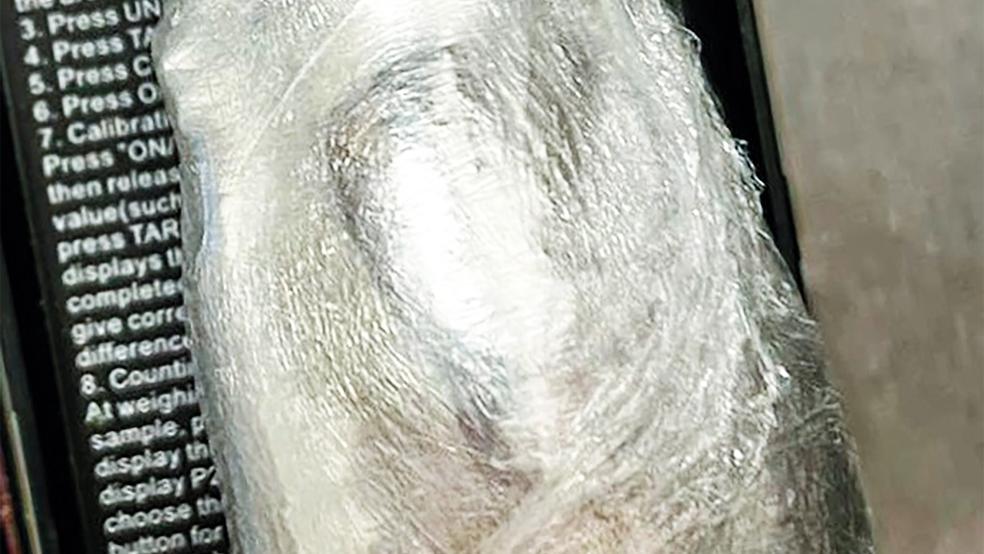 Dieses Paket mit 70 Gramm Drogen hatte sich ein Schmuggler eingeführt.  © Foto: Zoll