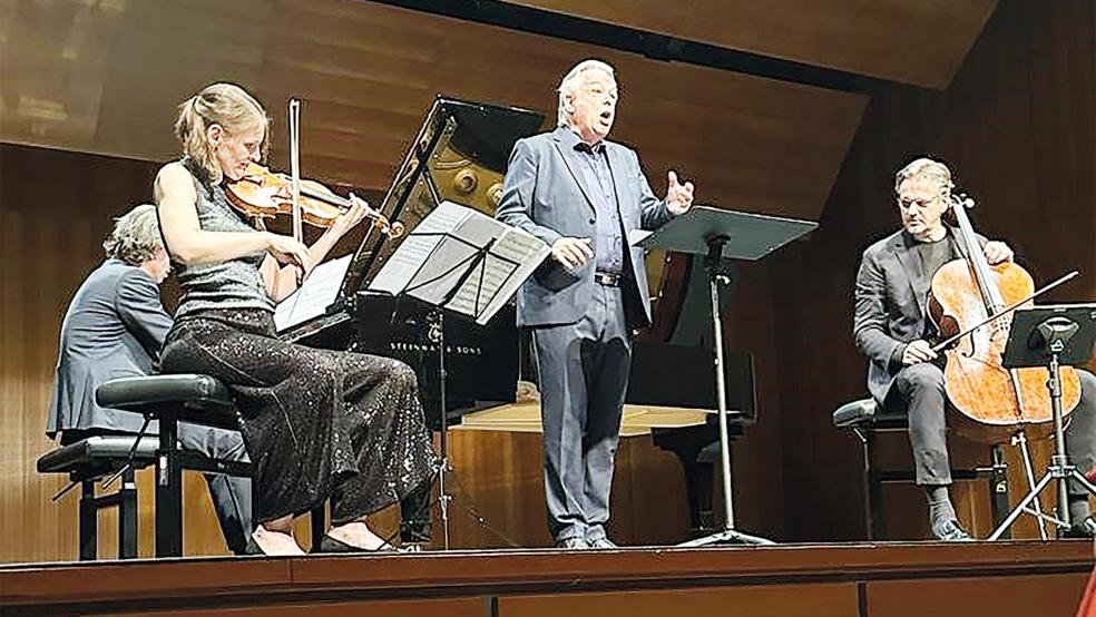 Christoph Prégardien begeisterte mit seinem Gesang das Publikum im Theater an der Blinke in Leer.  © Foto: VJK
