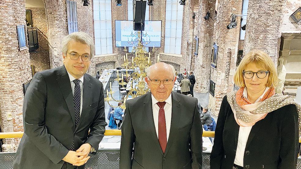 Moderamensmitglied Jakobus Baumann aus Stapelmoor (Mitte), der die Herbsttagung in der Johannes a Lasco Bibliothek in Emden leitet, mit Kirchenpräsidentin Susanne Bei der Wieden und Vizepräsident Helge Johr.  © Foto: Kuper