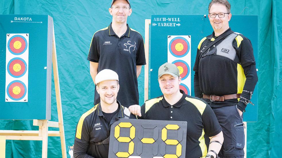 Die Bogenschützen des SV Leer freuen sich über einen erfolgreichen ersten Wettkampftag der Verbandsliga. Das Foto zeigt oben von links: Jascha Nieland, Frank Otten sowie unten von links Henrik Elsasser, Daniel Hecht.  © Foto: privat