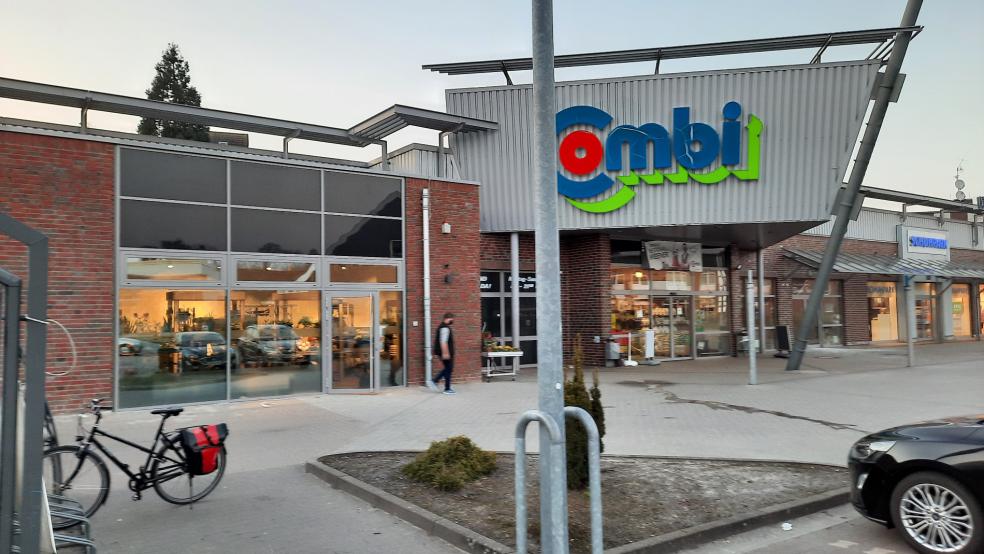 Die Feuerwehr Weener war am Freitagvormittag im Combi-Markt an der Kirchhofstraße im Einsatz. Ein Brandmelder in der Fleischerei-Abteilung war durch Wasserdampf ausgelöst worden. © Szyska (Archivbild)