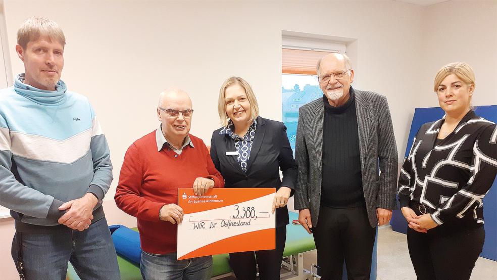Einrichtungsleiter Günther Reck (von links), Simon Sweer und Alderk Hinderks (beide Vereinsvorstand) und Simone Kolthoff von der Tagesförderstätte freuen sich über die unerwartete Spende, die von Anja Könnecke (Mitte) überreicht wurde.  © Foto: Berents