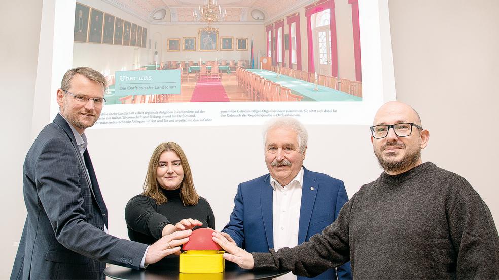 Drückten symbolisch den Starknopf für das neue Internetportal der Ostfriesischen Landschaft (von links): Landschaftsdirektor Dr. Matthias Stenger, Julia Insinger von der Digitalagentur m01n, Landschaftspräsident Rico Mecklenburg und Tim Bruns, Geschäftsführer der m01n Digitalagentur.  © Foto: Ostfriesische Landschaft