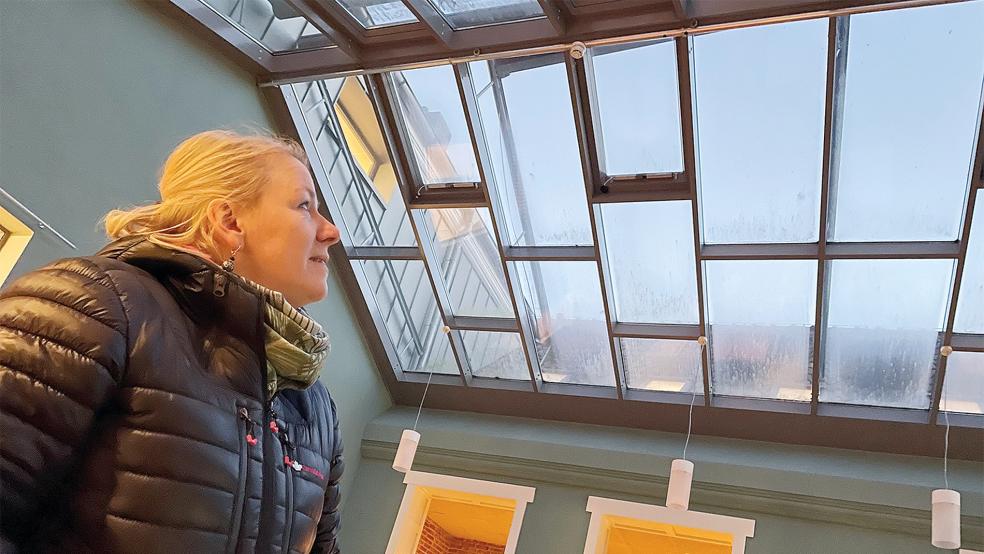 Silke Plaisir unter dem Glasdach, das der Kreis gebaut hat – und das jetzt zum Problem wird.  © Foto: Janßen