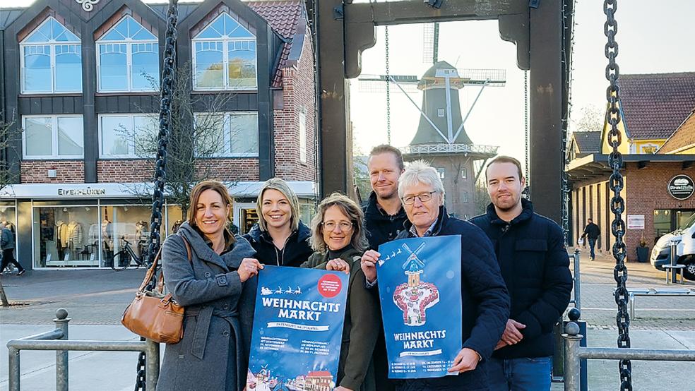 Vorfreude auf den Weihnachtsmarkt: (von links) Sabine Janssen (LGS gGmbH), Vanessa Gattung (Bürgermeisterin Papenburg), Sabine Pinkernell (Geschäftsführerin LGS gGmbH), Timo von Halle (Vorsitzender Reisende Schausteller Ostfriesland), Reinhard Hebbelmann (1. Vorsitzender des Papenburger Weihnachtsmarkt am Mühlenplatz), Rinaldo Frese (Verein reisender Schausteller Ostfriesland).  © Foto: privat