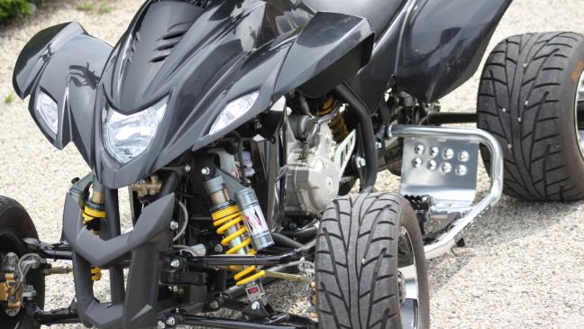 Quad aus Carport entwendet