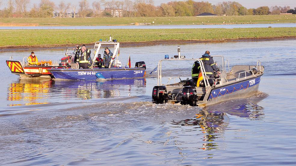 Die Bootsgruppe der Feuerwehr Bingum und das THW beim Training im Ems-Arm vor der Insel »Bingumer Sand«.  © Foto: Wolters