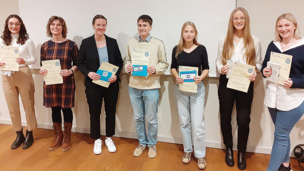 Wurden für ihre Arbeiten, die sich mit dem Judentum, Antisemitismus und Erinnerungskultur beschäftigen, mit dem »Schalom-Chaver-Preis« ausgezeichnet (von links): Ilaria Schmidt, Famke Hanken, Finja Mahn, Alexander Dörrenbacher, Ihna Schäfer, Jule Sandrowski und Amke Joksas.  © Foto: Berents