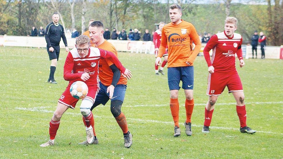 Jannik Smidt (am Ball) erzielte das 2:0 für die Gastgeber.  © Foto: Berents