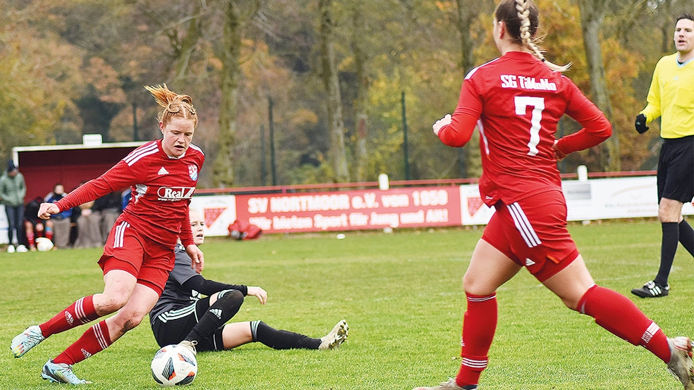 Kea Winkelmann (am Ball) lieferte mit ihrem abgewehrten Torschuss die Vorlage zur 1:0-Führung.  © Foto: Koppelkamm