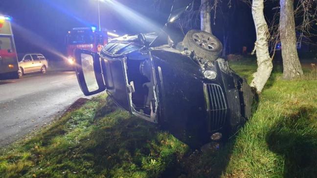 Mann nach Unfall im Auto eingeschlossen