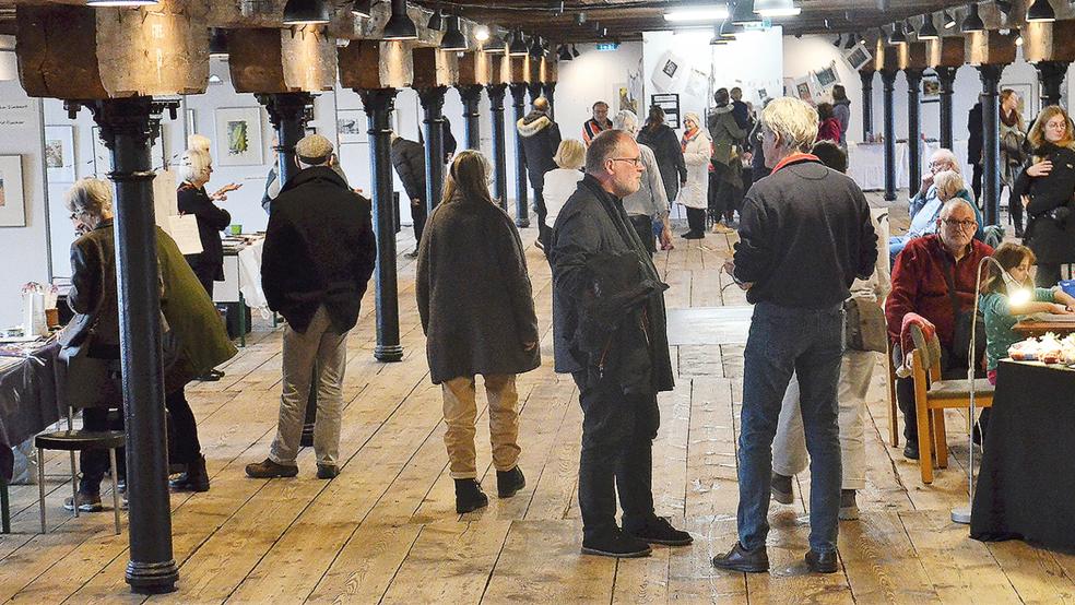 Graphiken, die in den vergangenen drei Jahren in der Werkstatt des Zollhauses entstanden sind, konnten während des Graphikbasars in der Kulturstätte besichtigt und auch gekauft werden.  © Foto: Ammermann