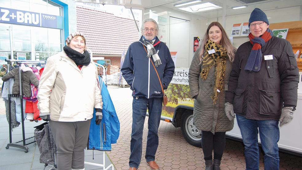 Über den nachhaltigen Umgang mit Kleidung informierten gestern Vanessa Düring und Günter Roeden (rechts) auf dem Parkplatz von Holz+ Bau in Weener. Mit dabei war auch Volker Kraft vom Sozialen Kaufhaus. Links im Bild Cornelia Böhme.  © Foto: Hoegen