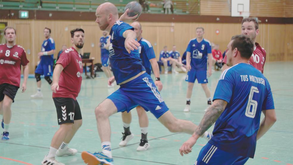 Die Handballer des TuS Holthusen zeigten gegen den Wilhelmshavener HV III Defizite im Angriffsspiel.  © Foto: Zuidema