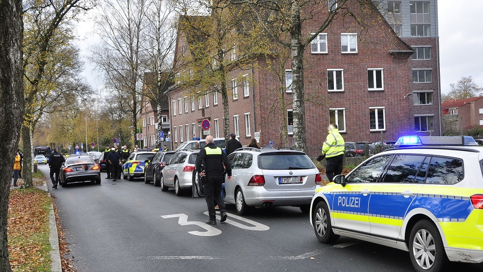 Die Polizei war mit einem Großaufgebot am Finanzamt in der Leeraner Edazrdstraße im Einsatz. © Wolters