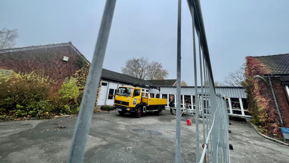 Seit wenigen Tagen steht der Bauzaun auf dem Schulgelände: Die Bauarbeiten an der Grundschule Holthusen gehen endlich los. © Privat