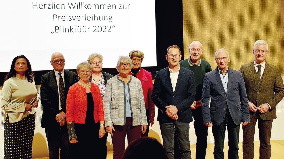 Die Bundestagsabgeordnete Gitta Connemann (links) und Landrat Matthias Groote (rechts) überreichten die Auszeichnung an (von links) Dr. Michael Finke, Angelika Kremers, Karin Schirrmann, Adelheid Lünemann, Adelheid Lindemann, Werner Blüge, Horst Bosse und Heiko de Riese. Auf dem Bild fehlt Gesi Grigoleit.  © Foto: Landkreis Leer