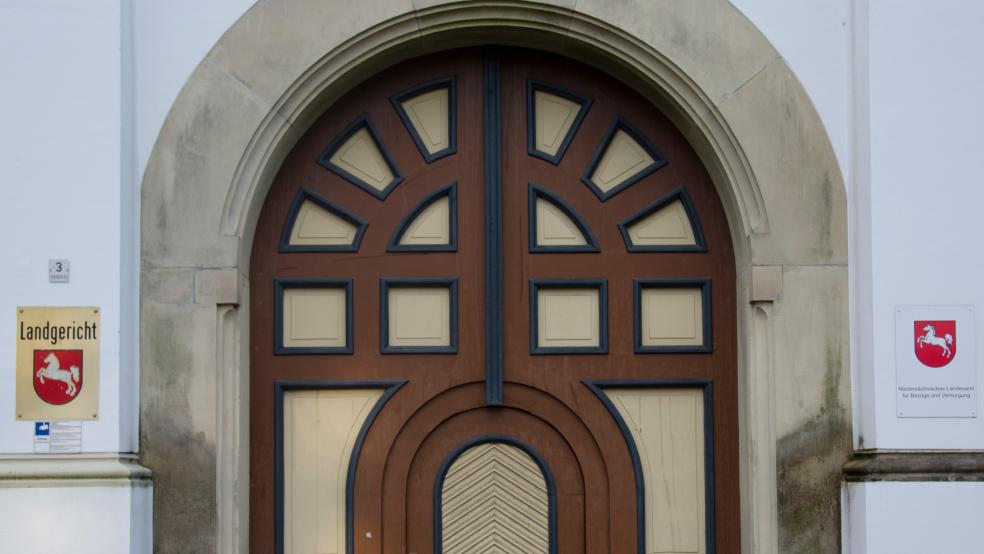 Vor dem Landgericht in Aurich endete nun der Prozess gegen einen Leeraner, der sich wegen Erpressung verantworten muss.  © Hanken