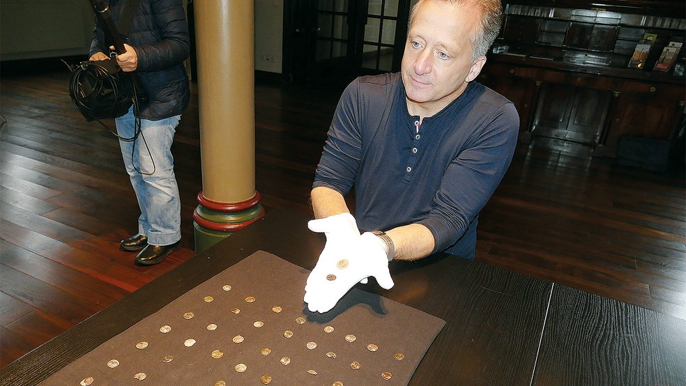  Carsten Eilts gehörte zum Team der ehrenamtlichen Sondengänger, die die Münzen gesucht und ausgegraben haben.  © Fotos: Jürgens