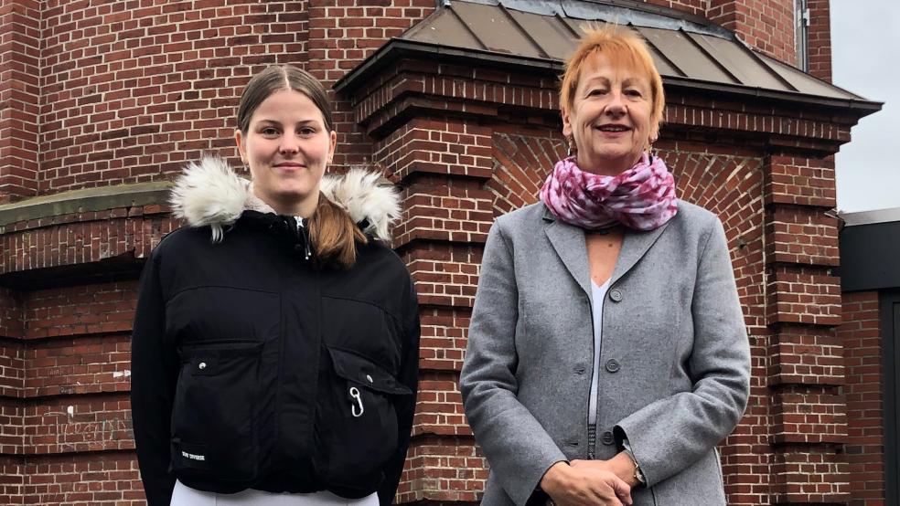Auf der Freifläche direkt vor dem Jugendzentrum Weener soll mithilfe von Fördermitteln ein multifunktionaler Jugendplatz angelegt werden. Bei der Antragstellung wurde Stadtjugendpflegerin Angelika Janßen-Harms (rechts) auch von der Auszubildenden Femke Frey unterstützt.  © Foto: Stadt Weener