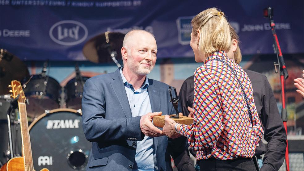 Den erste »AgrarInfluencerAward« der Deutschen Landwirtschaftsgesellschaft bekam Amos Venema jetzt in Hannover von Freya von Czettritz überreicht, sie ist Geschäftsführerin der Gesellschaft und CEO der DLG Holding GmbH.  © Foto: NLG