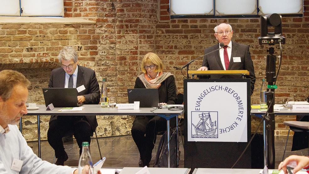 Jakobus Baumann aus Stapelmoor eröffnete als stellvertretender Präses die Gesamtsynode der Evangelisch-reformierten Kirche in Emden; neben ihm Kirchenpräsidentin Susanne Bei der Wieden und Vizepräsident Helge Johr.  © Fotos: Kuper