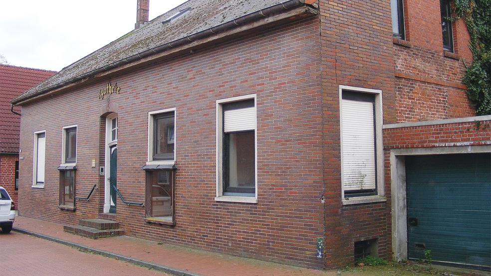 Das Gebäude in der Oberfletmer Straße in Jemgum soll in Kürze abgerissen werden.  © Foto: Szyska