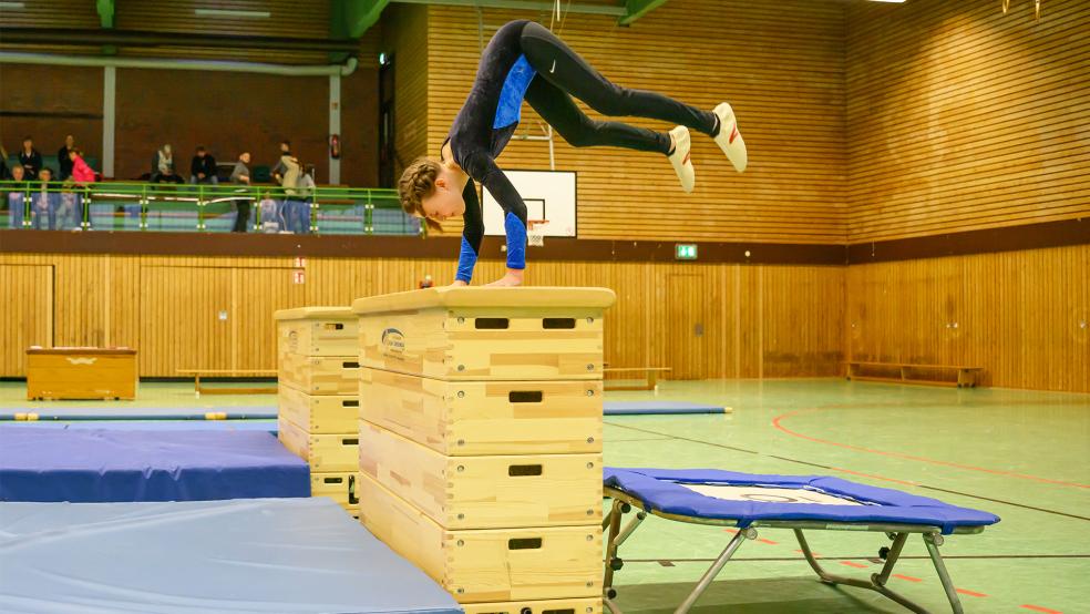 Die Turnerinnen des TuS Weener zeigten bei den ersten Vereinsmeisterschaft im Geräteturnen ihr Können.  © Foto: Bruins