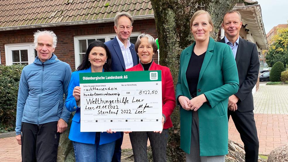 Die Aktionsgruppe Leer der Welthungerhilfe erhielt durch den diesjährigen Sternlauf 8.122,50 Euro, die mit einem symbolischen Scheck an die WHH-Leiterin Brigitte Oldenburg (rechts) und Schirmherrin Gitta Connemann (MdB) überreicht wurden. Das Foto zeigt außerdem (von links) Edzard Wirtjes (Organisator) sowie als Vertreter der Sponsoren Andreas Meinders (Orgadata), Vera Butterweck-Kruse (Butterweck Rundholzlogistik) und Marco Tuve (OLB).  © Foto: Kuper