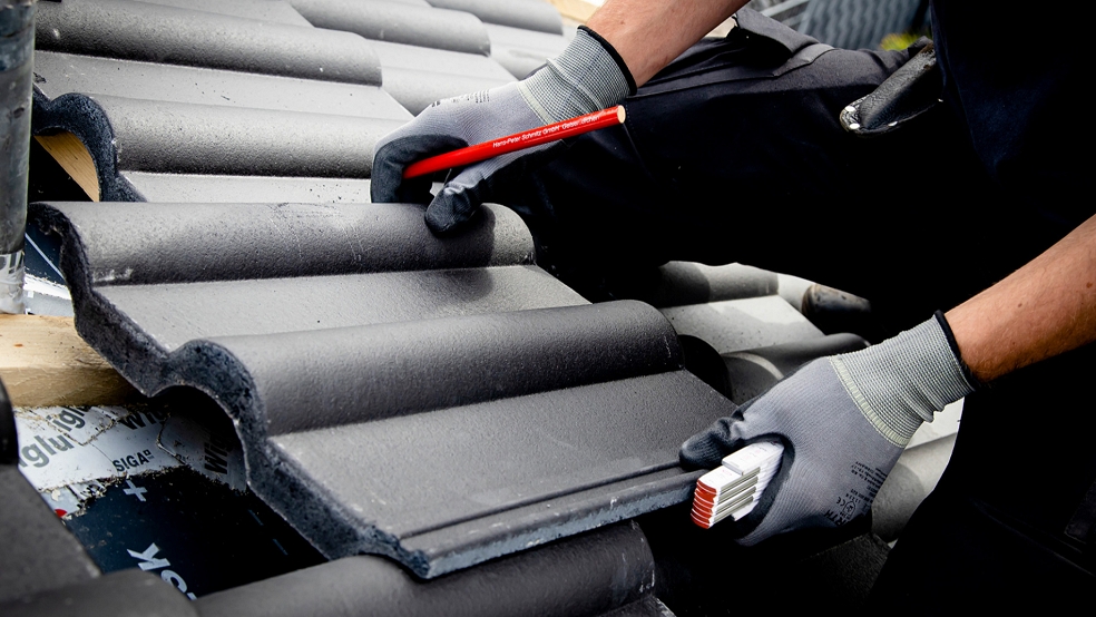 Laut Industriegewerkschaft Bauen-Agrar-Umwelt (IG BAU) können sich Dachdeckergesellen über mehr Lohn freuen. © IG Bau