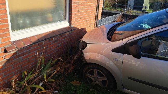 Auto kracht gegen Wohnhaus