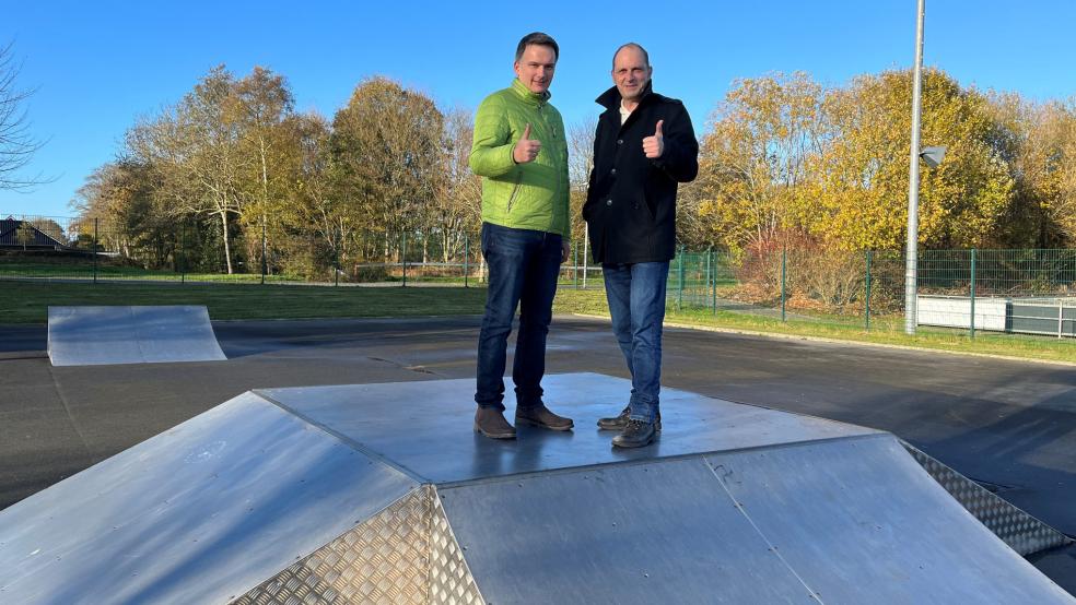 Freuen sich auf Mittel für die Umgestaltung der Skateranlage: Bundes Bürgermeister Uwe Sap (links) und Jugendpfleger Werner Hoffmann. © privat