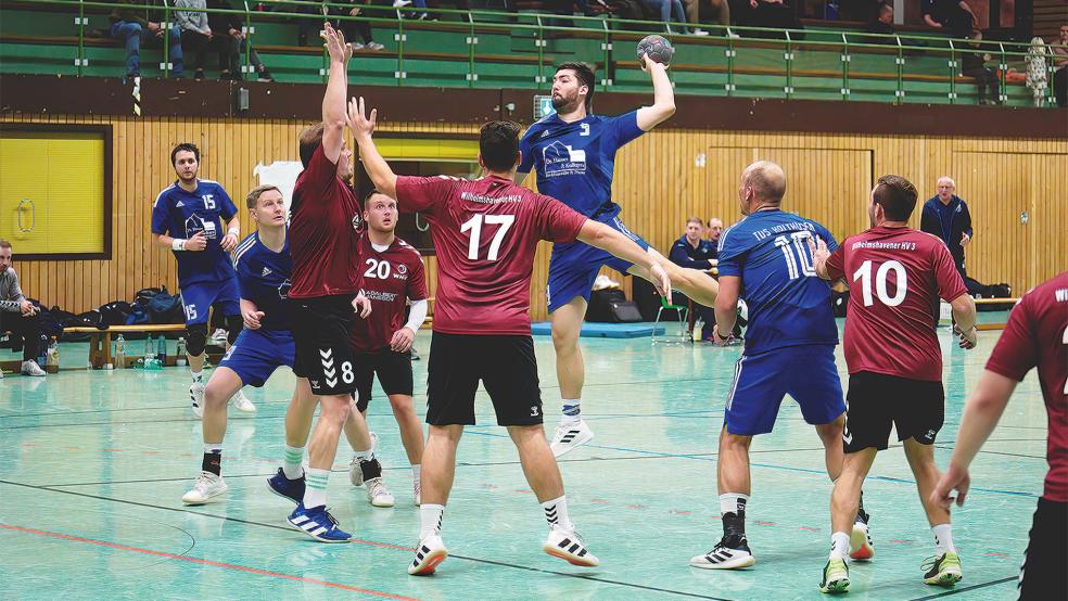 Malte Löning (am Ball) und die Holthuser müssen im kommenden Spiel offensiv konzentrierter, entschlossener und cleverer agieren als noch gegen den Wilhelmshavener HV III.  © Foto: Zuidema