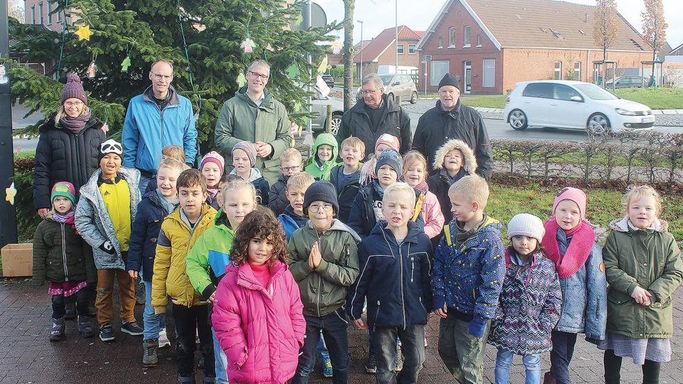 26 Erstklässler der Grundschule Möhlenwarf schmückten den Weihnachtsbaum am Kreisel.  © Foto: Berents