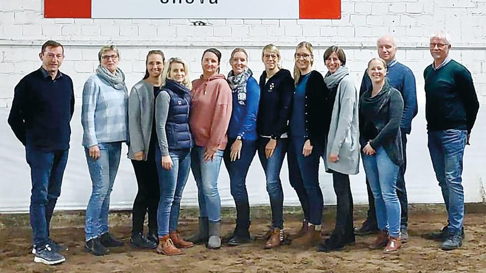 Der neue Vorstand (von links): Sander Lübbers (1. Vorsitzender), Olga Gosseling (Kassenwartin), Maartje Köller, Sandra Rand, Hilka Bruns, Katrin Hensmann, Jana Berlin, Meike Reemtsema, Tomke Schulte, Edda Smit, Aeilko Fresemann (2. Vorsitzender) und Albert de Vries.  © Foto: RuF Rheiderland